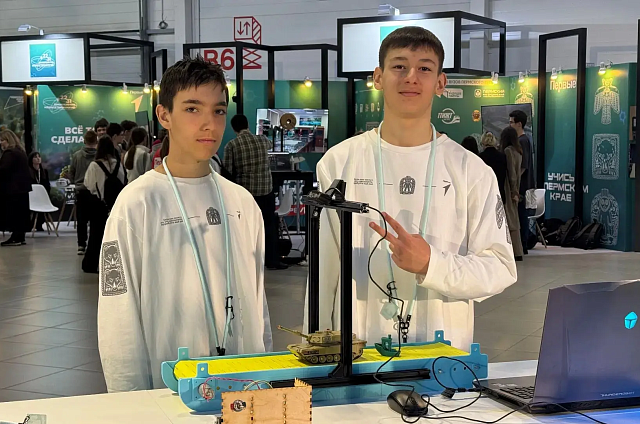 От «ДРЕВА» до конвейера с ИИ: амурские школьники побывали на «Научной вселенной первых» в Перми