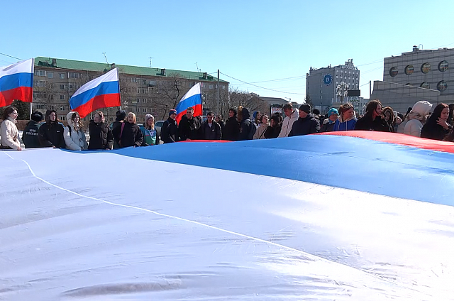 Школьники и студенты вузов в Благовещенске провели флешмоб в честь 10-летия присоединения Крыма к России