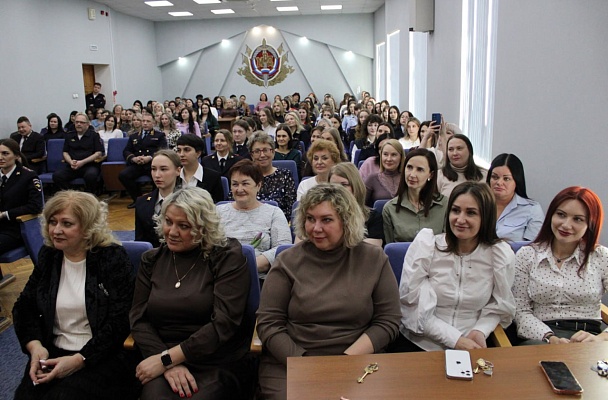 Женщины в погонах: как амурские полицейские отметили 8 Марта