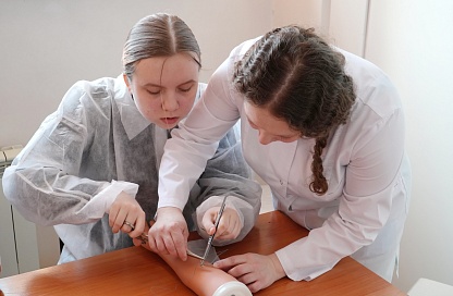 Примерить скальпель и жгут: амурские старшеклассники прошли мастер-классы по хирургии и травматологии