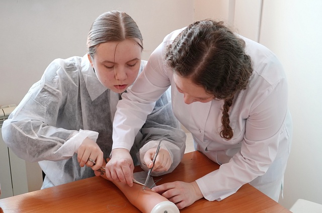 Примерить скальпель и жгут: амурские старшеклассники прошли мастер-классы по хирургии и травматологии
