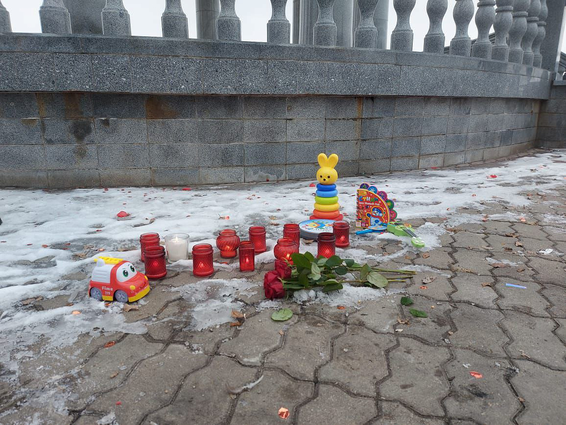 В Благовещенске возле ротонды организован мемориал памяти жертв теракта в  Подмосковье