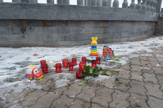 В Благовещенске возле ротонды организован мемориал памяти жертв теракта в Подмосковье