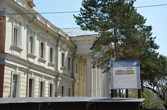 Реконструкция Амурского областного Дома народного творчества продолжается в Благовещенске