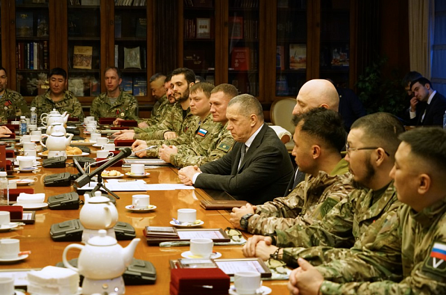 Юрий Трутнев встретился с госслужащими регионов Дальнего Востока, вернувшихся с СВО