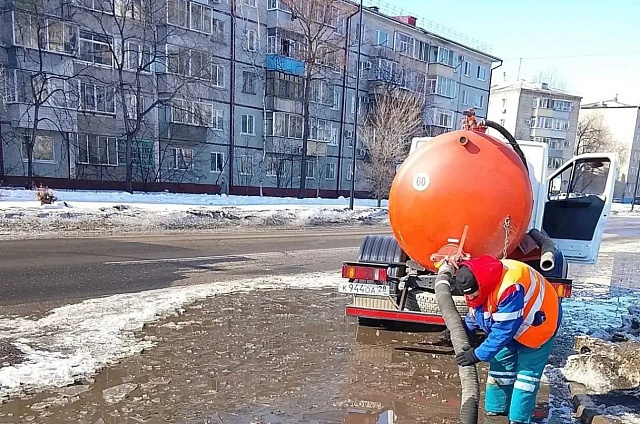 Коммунальщики Благовещенска откачивают до 40 тысяч литров талой воды в сутки