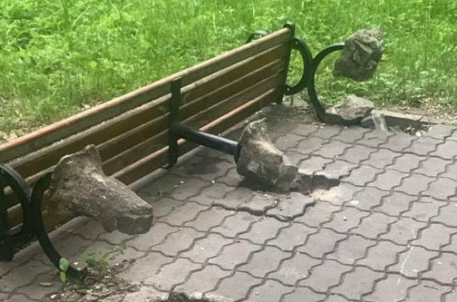 В Белогорске вандалы выдернули скамейку вместе с бетоном