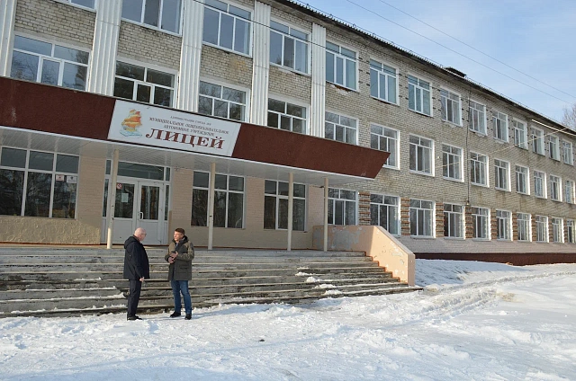 Председатель Заксобрания Приамурья и глава города Зея посетили лицей, в котором идёт ремонт