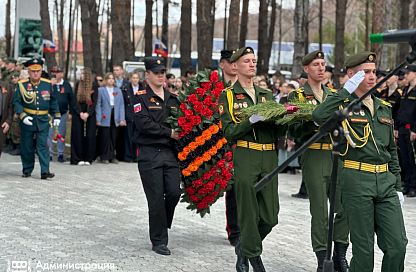 В Благовещенске прошли церемонии возложения цветов к памятникам героев