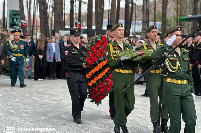 В Благовещенске прошли церемонии возложения цветов к памятникам героев