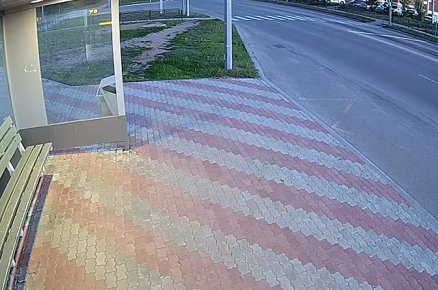 Полмиллиона за разбитое стекло: благовещенец заплатит за сломанную остановку на Горького