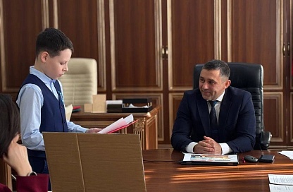 Школьник из Благовещенска придумал лавочку, связывающую Россию и Китай через нейросеть