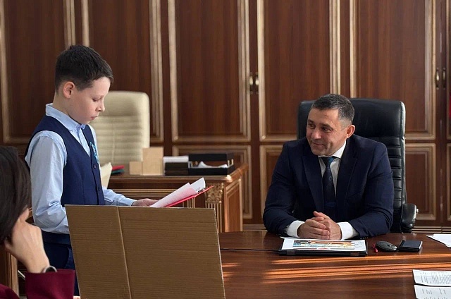 Школьник из Благовещенска придумал лавочку, связывающую Россию и Китай через нейросеть