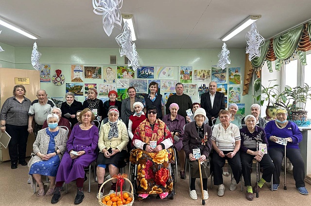 Более 10 лет тепла: в Благовещенске поздравили с Новым годом одиноких пенсионеров