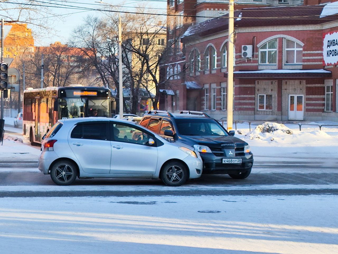 ДТП на Ленина-Артиллерийской в Благовещенске: столкнулись Mitsubishi  Outlander и Toyota Vitz