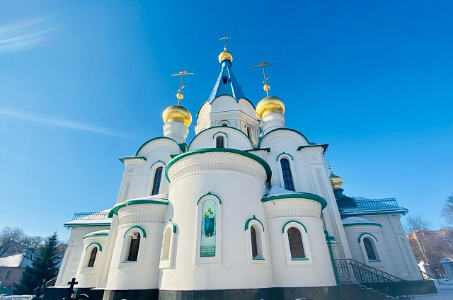 Амурчане празднуют Крещение в храмах и ледяных иорданях