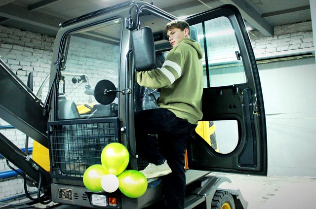 Новая учебная мастерская по обслуживанию самоходной техники открылась в техникуме Райчихинска