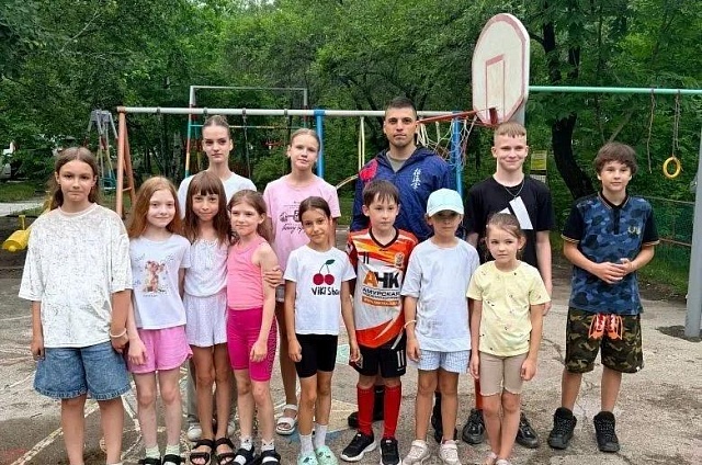 Зарядка с мастером спорта прошла в благовещенских дворах и лагерях
