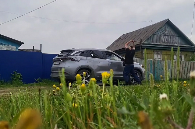 Житель Шимановска изрубил топором чужую машину и снял процесс на видео