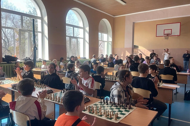 В Благовещенске около ста спортсменов приняли участие в шахматном турнире