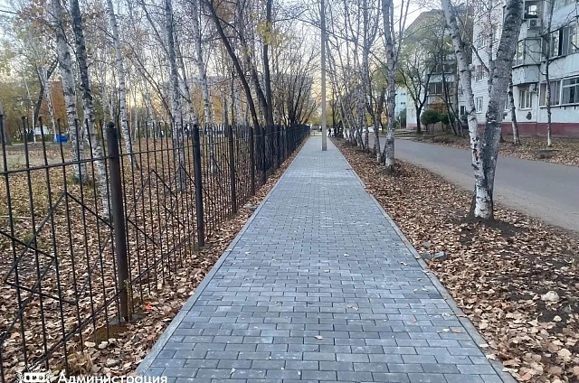 Рядом со школой №16 в Благовещенске уложили новый тротуар