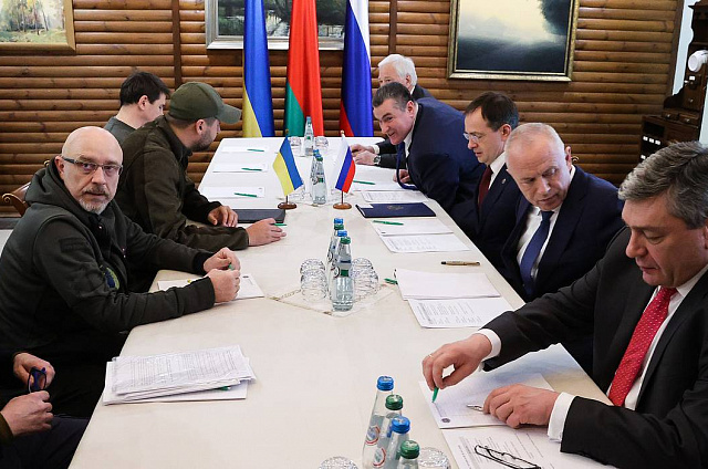 Огонь над гуманитарными коридорами прекратят. Завершился второй раунд переговоров России и Украины.