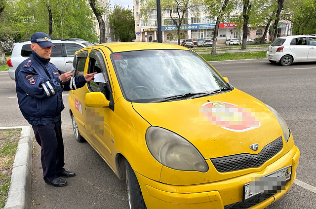 «Приехало корыто: фара на скотч примотана». В Благовещенске ловили таксистов-нелегалов, составлено 5 протоколов