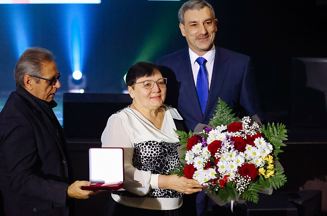 Василий Орлов наградил Почётным знаком  «Материнская слава» пять амурчанок