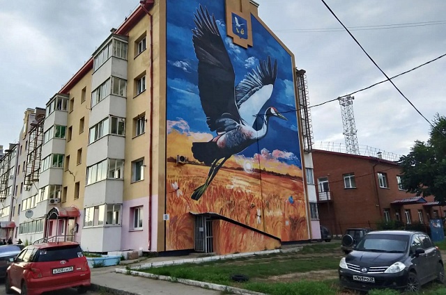 В селе Тамбовка завершили создание мурала на фасаде многоквартирного дома по улице Ленинской