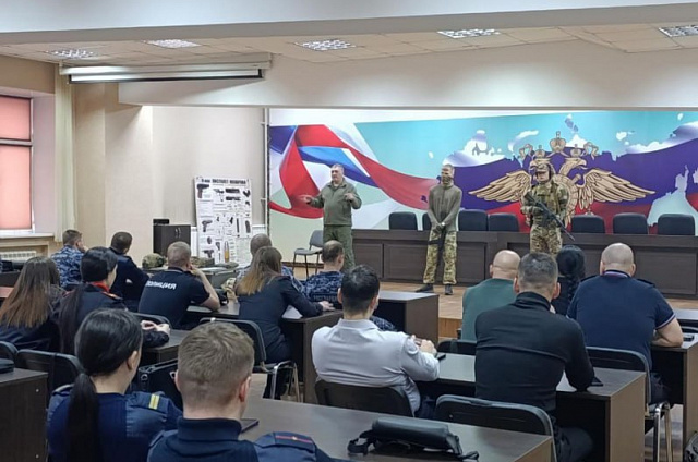 Амурские полицейские обменялись опытом с ветераном боевых действий