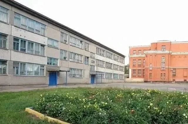 В Благовещенском лицее №6 приступили к укладке напольных покрытий