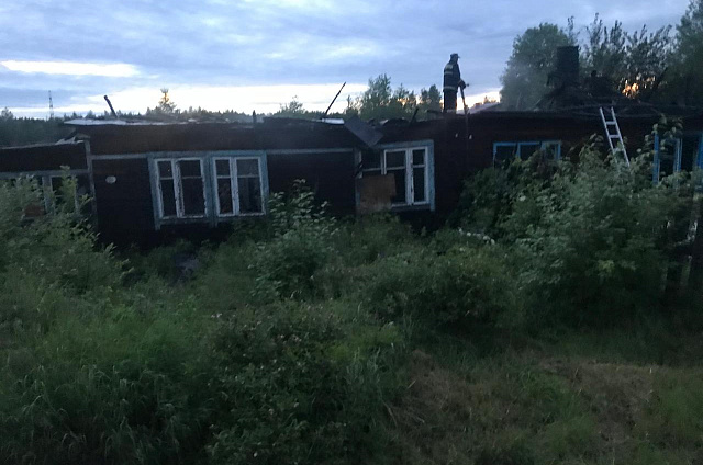 Пожар полностью уничтожил кровлю жилого дома в посёлке Ерофей Павлович