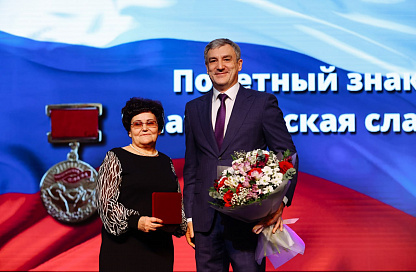 Василий Орлов наградил почётным знаком «Материнская слава» многодетных матерей Амурской области