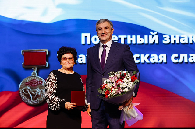 Василий Орлов наградил почётным знаком «Материнская слава» многодетных матерей Амурской области
