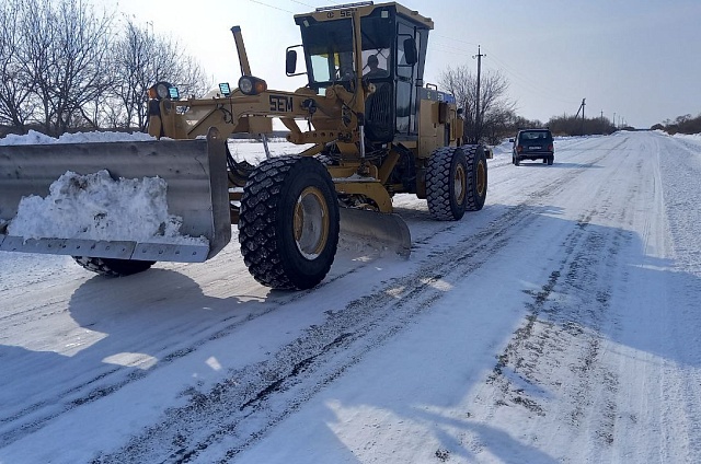 Сто двадцать единиц техники чистят трассы Приамурья после циклона