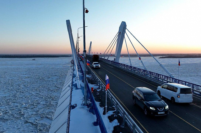 В Благовещенске запустили движение по новому мосту через реку Зея