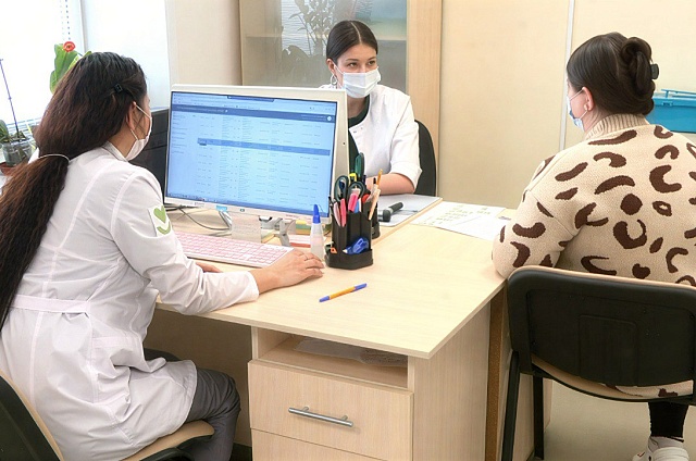 Более пяти тысяч амурских медиков получают специальные социальные выплаты