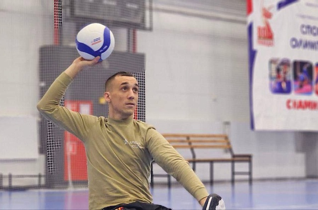 Амурские ветераны СВО тренируются в волейбол сидя: как спорт помогает восстановиться