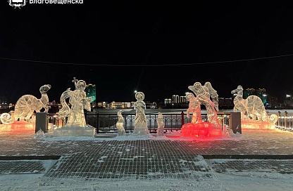 Крещение и амурозавры: на «Пограничном» пляже появилась ледяная галерея