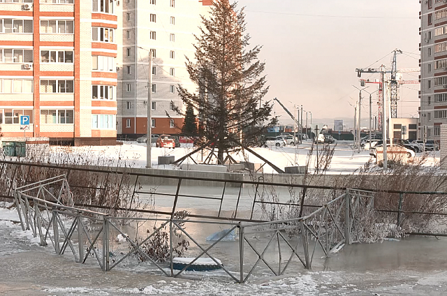 Вода во дворе и разбитый асфальт: корреспондент АОТВ разбиралась в проблеме жителей села Чигири