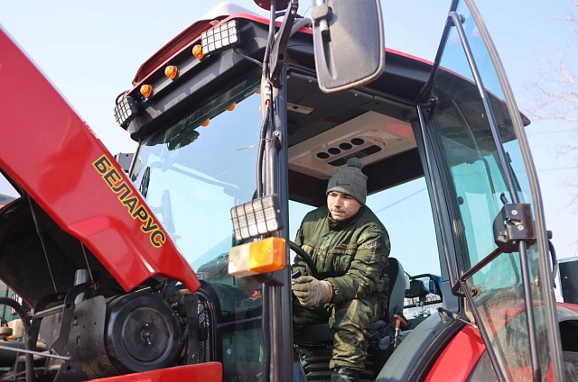 Более 20 молодых аграриев Приамурья получили единовременные пособия