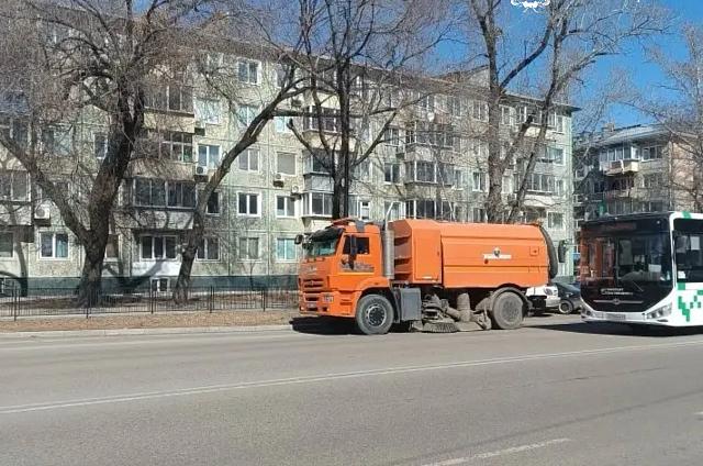 Новый пылесос-регенератор собирает 5 тонн мусора в день с улиц Благовещенска