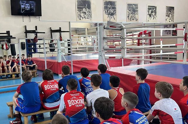 Юным боксёрам Благовещенска рассказали о силе духа Гагарина на уроке «Разговоры о важном»