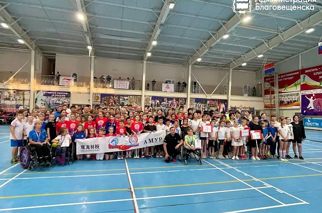 Зарубежные спортсмены борются за победу в благовещенском бадминтоне