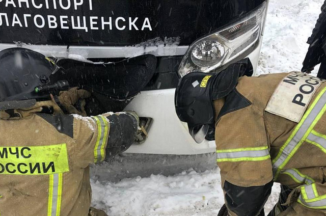 Пожарные помогли благовещенцам вытащить из сугробов легковушку и пассажирский автобус