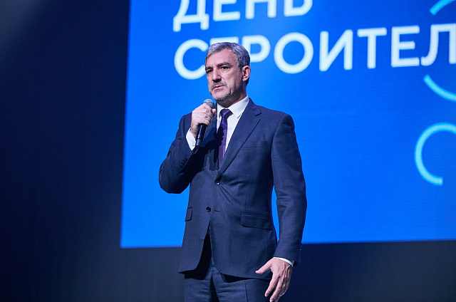 С грядущим профессиональным праздником строителей поздравил губернатор Приамурья