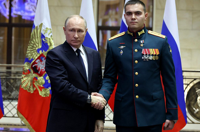 Военнослужащий из Амурской области получил медаль «Герой России» из рук президента