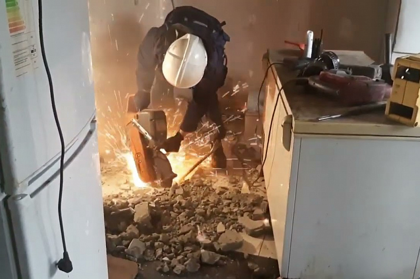 Профессионалы спасли щенка маламута из канализационной трубы