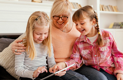 «Привлекайте бабушек»: россияне осознают их значение в воспитании внуков