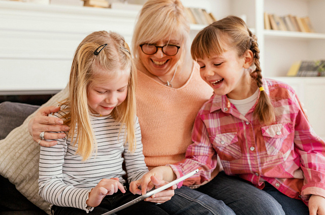 «Привлекайте бабушек»: россияне осознают их значение в воспитании внуков